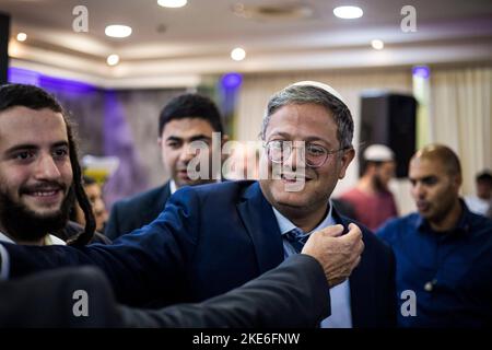 Gerusalemme, Israele. 10th Nov 2022. Itamar ben Gvir (R), leader del partito israeliano di estrema destra Otzma Yehudit (potere ebraico), interagisce con i sostenitori durante una cerimonia commemorativa per il controverso rabbino Meir Kahane. Meir Kahane era un rabbino americano israeliano che è stato assassinato dall'americano El Sayyid Nosair, nato in Egitto, il 05 novembre 1990 presso il New York Marriott East Side hotel di Manhattan. Credit: Ilia Yefimovich/dpa/Alamy Live News Foto Stock