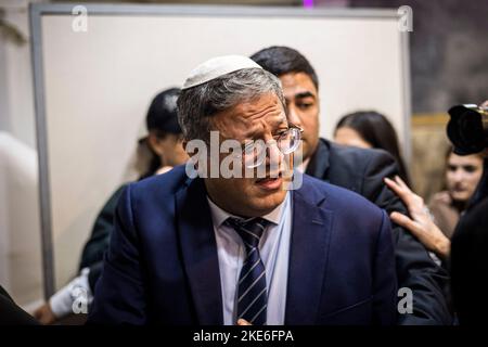 Gerusalemme, Israele. 10th Nov 2022. Itamar ben Gvir, leader del partito israeliano di estrema destra Otzma Yehudit (potere ebraico), interagisce con i sostenitori durante una cerimonia commemorativa per il controverso rabbino Meir Kahane. Meir Kahane era un rabbino americano israeliano che è stato assassinato dall'americano El Sayyid Nosair, nato in Egitto, il 05 novembre 1990 presso il New York Marriott East Side hotel di Manhattan. Credit: Ilia Yefimovich/dpa/Alamy Live News Foto Stock