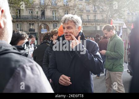 Le député communiste Fabien Roussel répondait aux journalistes et aux manifestants avant le départ de la manifestation interprofessionnelle à Paris Foto Stock