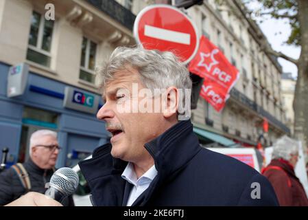 Le député communiste Fabien Roussel répondait aux journalistes et aux manifestants avant le départ de la manifestation interprofessionnelle à Paris Foto Stock