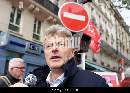 Le député communiste Fabien Roussel répondait aux journalistes et aux manifestants avant le départ de la manifestation interprofessionnelle à Paris Foto Stock