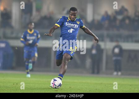 Verona, Italia. 10th Nov, 2022. Yayah kallon (verona) durante Hellas Verona FC vs Juventus FC, campionato italiano di calcio Serie A match in Verona, Italia, Novembre 10 2022 Credit: Independent Photo Agency/Alamy Live News Foto Stock