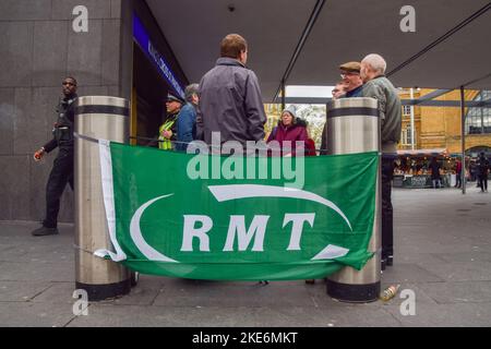 Londra, Regno Unito. 10th novembre 2022. RMT picket linea fuori King's Cross St Pancras stazione della metropolitana come un altro sciopero della metropolitana interrompe il viaggio nella capitale. Foto Stock