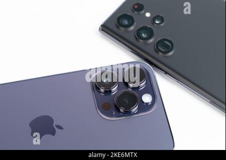 New york, USA - 8 novembre 2022: Principale fotocamera smartphone battaglia di Apple iphone 14 pro max e samsung Galaxy S22 ultra smartphone isolato Foto Stock