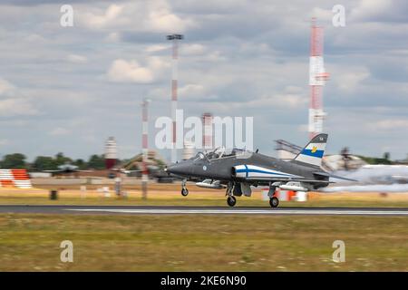 Finnish Air Force - British Aerospace Hawk Mk.51 esibendosi al Royal International Air Tattoo 2022 Foto Stock