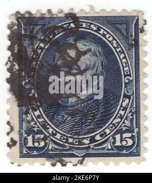 USA - 1895: Un francobollo blu scuro da 15 centesimi raffigurante il ritratto di Henry Clay Sr. Avvocato americano e statista che rappresentava il Kentucky sia nel Senato degli Stati Uniti che nella Camera dei rappresentanti. È stato il settimo oratore della Camera e il nono segretario di Stato, che ha anche ricevuto voti elettorali per il presidente nelle elezioni presidenziali del 1824, 1832 e 1844. Aiutò a fondare sia il Partito Nazionale Repubblicano che il Partito Whig. Per il suo ruolo nel disinnescare le crisi sezionali, si guadagnò la denominazione del "Grande Compromiser" e faceva parte del "Grande Triumvirato" dei membri del Congresso Foto Stock