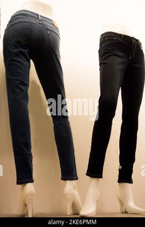 Jeans sul display per promuovere le vendite Foto Stock