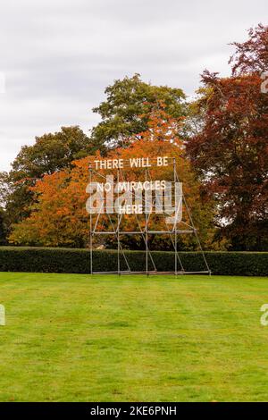 Non ci saranno miracoli qui segno, di Nathan Coley. Scottish National Gallery of Modern Art Two, Edimburgo, Scozia, Regno Unito. Foto Stock