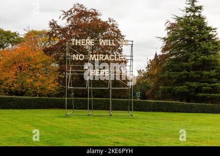 Non ci saranno miracoli qui segno, di Nathan Coley. Scottish National Gallery of Modern Art Two, Edimburgo, Scozia, Regno Unito. Foto Stock