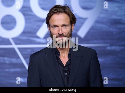 Berlino, Germania. 10th Nov 2022. Andreas Pietschmann arriva in anteprima alla Netflix Series 1899 al Funkhaus Berlin. Credit: Annette Riedl/dpa/Alamy Live News Foto Stock