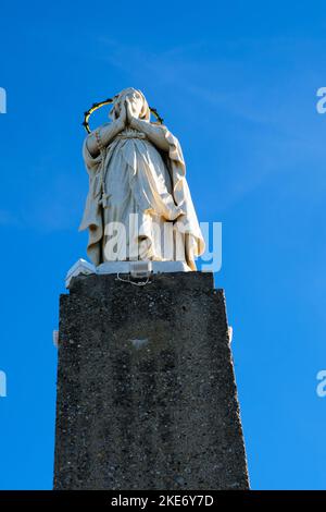 Viareggio, Italia - 06 novembre 2022: Statua della Madonna situata nel porto della città toscana Foto Stock