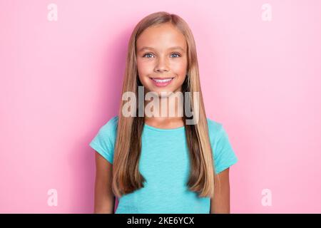 Primo piano foto di divertente carino scolaretta bionda capelli toothy fascio sorriso godere le sue classi corsi di lingua isolato su sfondo di colore rosa Foto Stock