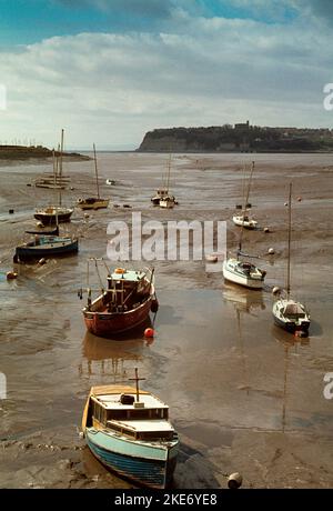 Regno Unito, Galles, Cardiff, imbarcazioni da diporto ormeggiate nella baia di Cardiff con la bassa marea prima della costruzione della diga Foto Stock