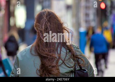 Glasgow, Scozia, Regno Unito 10th novembre 2022. UK Weather: I venti forti hanno visto la gente lottare per le strade della città. Credit Gerard Ferry/Alamy Live News Foto Stock