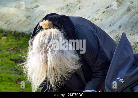 Glasgow, Scozia, Regno Unito 10th novembre 2022. UK Weather: I venti forti hanno visto la gente lottare per le strade della città. Credit Gerard Ferry/Alamy Live News Foto Stock