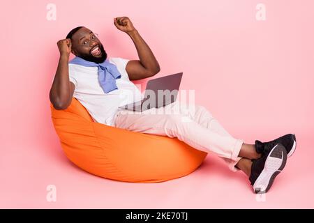 Immagine a dimensione piena di overjoyed uomo d'affari pazzo celebrare investimento di successo isolato su sfondo di colore rosa Foto Stock