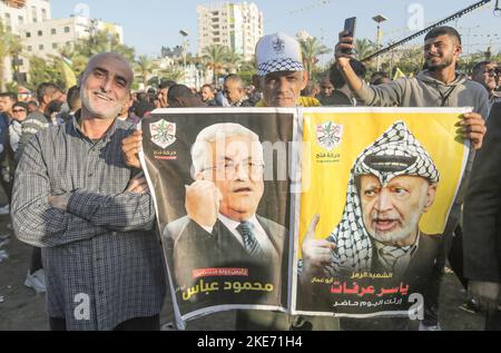 Gaza, Palestina, 10/11/2022, i sostenitori palestinesi del movimento Fatah prendono parte al 18th° anniversario della morte del presidente palestinese Yasser Arafat. Arafat, noto anche come Abu Ammar dai palestinesi, che indossano il tradizionale keffiyeh palestinese e le fatiche militari, ha proposto una posizione rivoluzionaria e ha adottato modi diversi per la lotta di liberazione palestinese. Nel 1994 Arafat si trasferì a Gaza, controllata dall'autorità nazionale palestinese (ANP), l'entità provvisoria creata dagli accordi di Oslo. La causa della morte di Arafat è stata oggetto di speculazione ev Foto Stock
