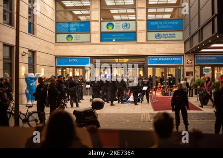 Berlino, Germania - 16 ottobre 2022: Protesta del gruppo di ribellione degli scienziati al vertice dell'Organizzazione Mondiale della Sanità 2022azione per il clima Foto Stock