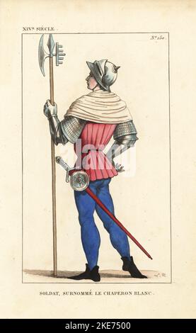 Francese fanteria soldato o halberdier noto come White Riding Hood, 14th ° secolo. In casco capelline, cappuccio bianco, jaque rosa o justaucorps in pelle su un hauberk chainmail, armatura piatto, manichetta blu e stivali. Armato di halberd e spada. Soldat, surnomme le Chaperon Blanc, XIVe siecle. Copperplate a mano disegnata e incisa da Leopold Massard, dai costumi francesi dal re Clovis ai nostri giorni, Massard, Mifliez, Parigi, 1834. Foto Stock