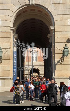 I turisti in coda per i biglietti fuori dalla Reggia Barocca di Caserta del 18th° secolo / Reggia di Caserta, Italia. Foto Stock