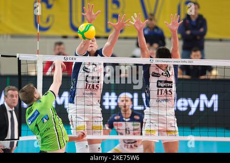 Trento, Italia. 10th Nov 2022. Block by Gabriele Nelli - ITAS Trentino durante la partita di pallavolo di ITAS Trentino VS Decospan VT Menen, CEV Champions League a Trento, Italia, Novembre 10 2022 Credit: Independent Photo Agency/Alamy Live News Foto Stock