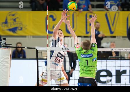 Trento, Italia. 10th Nov 2022. Attacco di Gabriele Nelli - ITAS Trentino durante la partita di pallavolo di ITAS Trentino VS Decospan VT Menen, CEV Champions League a Trento, Italia, Novembre 10 2022 Credit: Independent Photo Agency/Alamy Live News Foto Stock