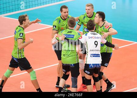 Trento, Italia. 10th Nov 2022. Esultazione di Decospan VT Menen durante la partita di pallavolo di ITAS Trentino VS Decospan VT Menen, CEV Champions League a Trento, Italia, Novembre 10 2022 Credit: Independent Photo Agency/Alamy Live News Foto Stock