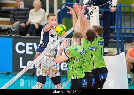 Trento, Italia. 10th Nov 2022. Attacco di Donovan Dzavoronok - ITAS Trentino durante la partita di pallavolo di ITAS Trentino VS Decospan VT Menen, CEV Champions League a Trento, Italia, Novembre 10 2022 Credit: Independent Photo Agency/Alamy Live News Foto Stock