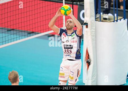 Trento, Italia. 10th Nov 2022. Set by Riccardo Sbertoli - ITAS Trentino durante la partita di pallavolo di ITAS Trentino VS Decospan VT Menen, CEV Champions League a Trento, Italia, Novembre 10 2022 Credit: Independent Photo Agency/Alamy Live News Foto Stock