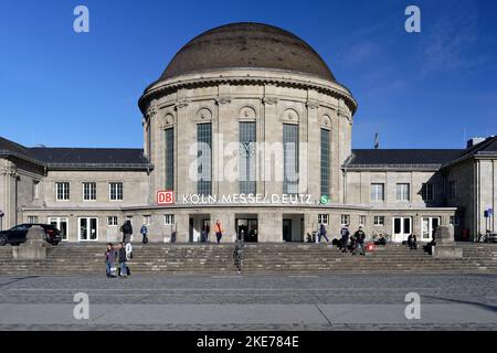 Colonia, Germania, novembre 10 2022: Stazione storica Messe/Deutz vicino al centro fieristico di colonia Foto Stock