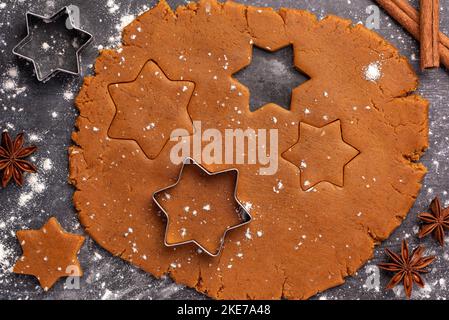 Macro fotografia alimentare di ingredienti per pan di zenzero, pasta, natale, biscotti, cucina, preparazione, cannella, anice Foto Stock