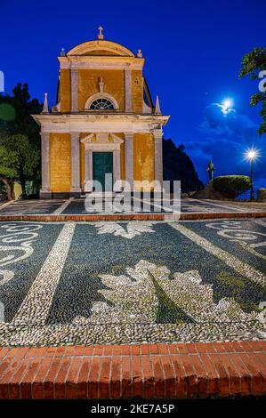 Situato su un promontorio che domina il villaggio di Portofino è l'antica Chiesa di San Giorgio Foto Stock