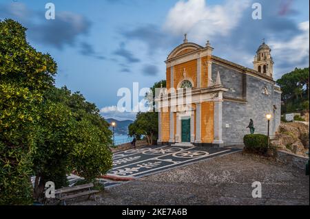 Situato su un promontorio che domina il villaggio di Portofino è l'antica Chiesa di San Giorgio Foto Stock