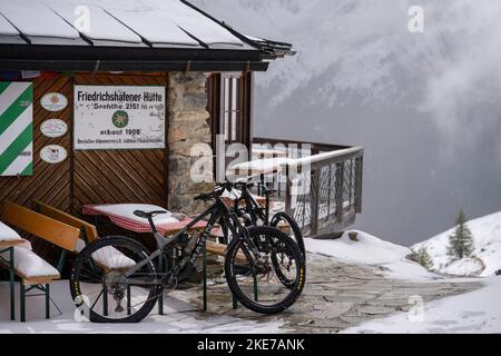 Il Friedrichshafener Hütte (2.138 metri) si trova sui Monti Verwall, in Tirolo, Austria Foto Stock