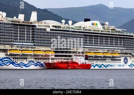 Nave da crociera Sky AIDAnova al terminal di Jekteviken nel porto di Bergen, Norvegia. Fianco al portatore di GNL Pioneer Knutsen. Foto Stock