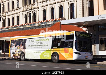 Ballarat Australia / Un autobus di trasporto pubblico Ballarat parcheggiato all'esterno degli edifici di Mitchell del 1870 circa, e ora conosciuto come Central Square Shopping Foto Stock