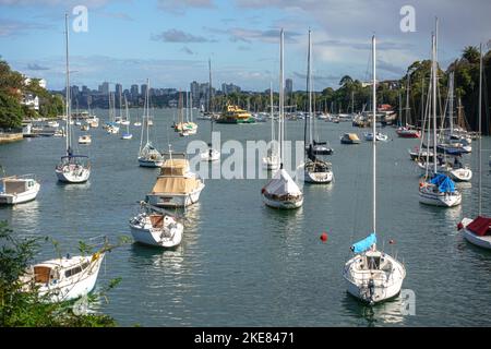 Barche a vela ancorate a Mosman Bay, Sydney, Australia Foto Stock