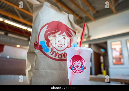 All'interno del ristorante fast food Wendy's, con un ordine di cibo e bevande da asporto. (USA) Foto Stock