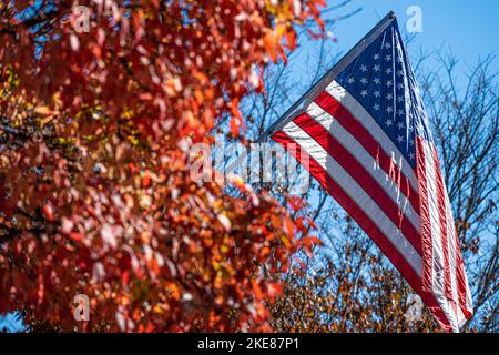 Bandiera americana lungo Main Street in una bella giornata autunnale a Highlands, North Carolina. (USA) Foto Stock