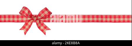 Rosso e marrone bufalo plaid Natale regalo fiocco e nastro. Lungo bordo isolato su sfondo bianco. Foto Stock