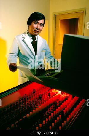 Ritratto ambientale del maschio asiatici ricerca biomedica scienziato nel suo laboratorio Foto Stock