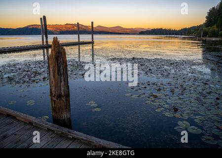 Lago Chatcolet in prima mattina in autunno Foto Stock