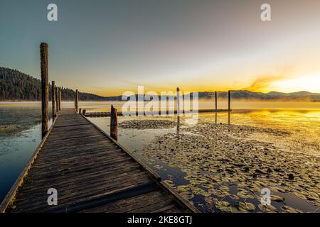 Lago Chatcolet in prima mattina in autunno Foto Stock