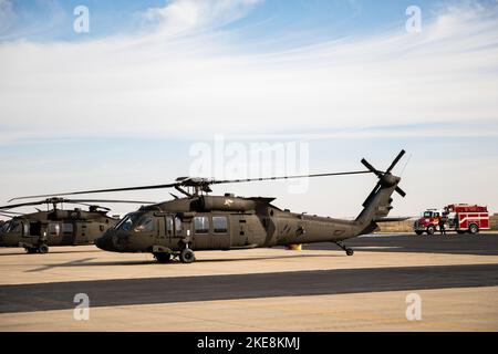 Un UH-60 Black Hawk atterra presso l'Army Aviation Support Facility di Boone, Iowa, 20 ottobre 2022. Il pilota, Chief Warrant Officer 5 Joedy VanVelzen, ha completato il suo ultimo volo dopo aver servito 40 anni come pilota nella Guardia Nazionale dell'Esercito Iowa. Amici, familiari e il Dipartimento dei vigili del fuoco di Boone sono venuti a celebrare questa pietra miliare. Durante la sua carriera, ha volato 821 ore di combattimento e 6.454 ore totali. (STATI UNITI Foto della Guardia Nazionale militare di Sgt. Rachel I. Bianco) Foto Stock