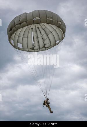 I soldati del 82nd Chemical Reconnaissance Detachment, del 14th CRD, e del 112th CRD hanno condotto operazioni aeree il 8 giugno presso il Forney Airfield di Fort Leonard Wood in memoria di Sgt. 1st Classe Geremia Johnson. Johnson, specialista in chimica, biologia, radiologia e nucleare, è stato ucciso durante una missione nel 2017, in Africa. Foto Stock