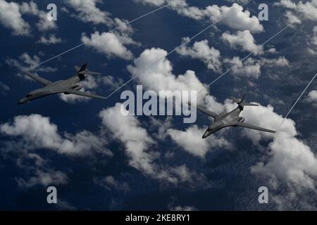 Due Lancer dell'aeronautica militare statunitense B-1B assegnati allo Squadrone della bomba Expeditionary 37th, Ellsworth Air Force base, South Dakota, volano in formazione durante una missione della Bomber Task Force sull'Oceano Pacifico, il 9 novembre 2022. Le missioni BTF offrono opportunità di formazione e collaborazione con alleati e partner in operazioni ed esercizi congiunti e di coalizione. (STATI UNITI Air Force foto di staff Sgt. Hannah Malone) Foto Stock