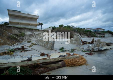 Un'enorme striscia di proprietà sulla spiaggia a Ponce Inlet è stata distrutta da un temporale causato dall'uragano Nicole. Foto Stock