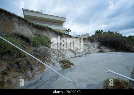 Niente rimane dove una volta il cortile di questa casa si trovava tra le dune di Ponce Inlet. Foto Stock