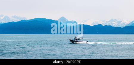 Vista panoramica della barca da pesca; nebbia; nebbia; nebbia; vista della baia di Kachemak; montagne Kenai; Homer; Alaska; USA Foto Stock