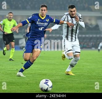 Verona, Italia. 10th Nov 2022. Il Filip Kostic (R) dell'FC Juventus si presenta con il Filippo Terraciano di Hellas Verona durante una Serie Una partita di calcio tra il FC Juventus e l'Hellas Verona a Verona, il 10 novembre 2022. Credit: Alberto Lingria/Xinhua/Alamy Live News Foto Stock
